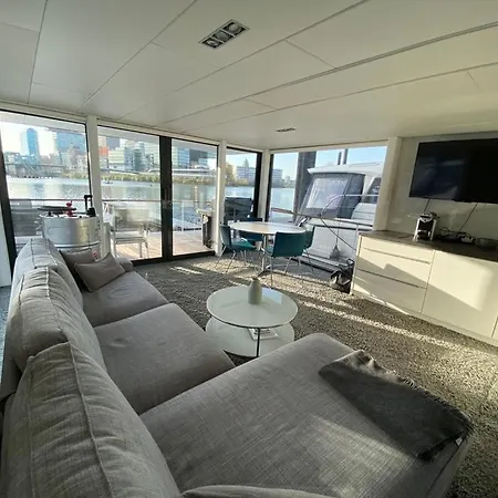 Wunderschones Hausboot Im Medienhafen * Dusseldorf